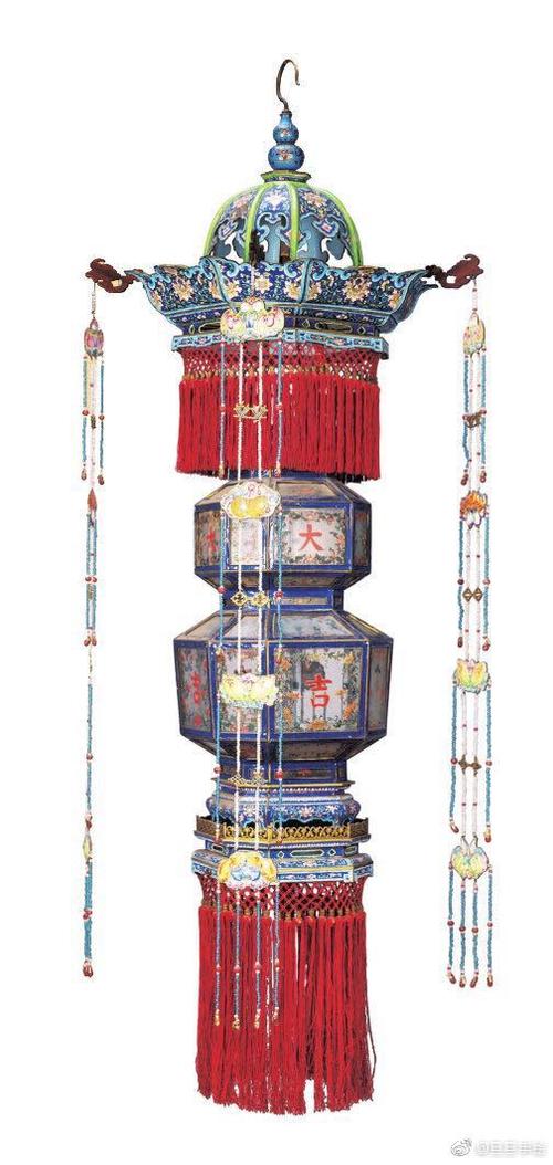 宫灯又称宫廷花灯,是中国彩灯中最富有特色的传统手工艺品之一
